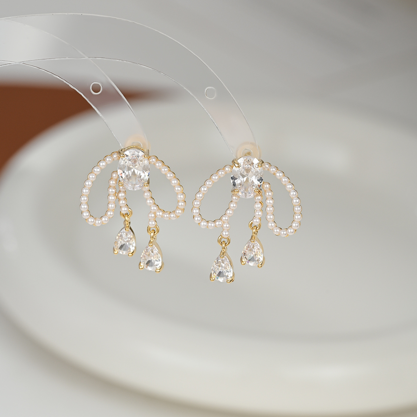 The best-selling bow pearl stud earrings on Xiaohongshu Live are exquisite, elegant and charming style earrings as a date gift Specification image
