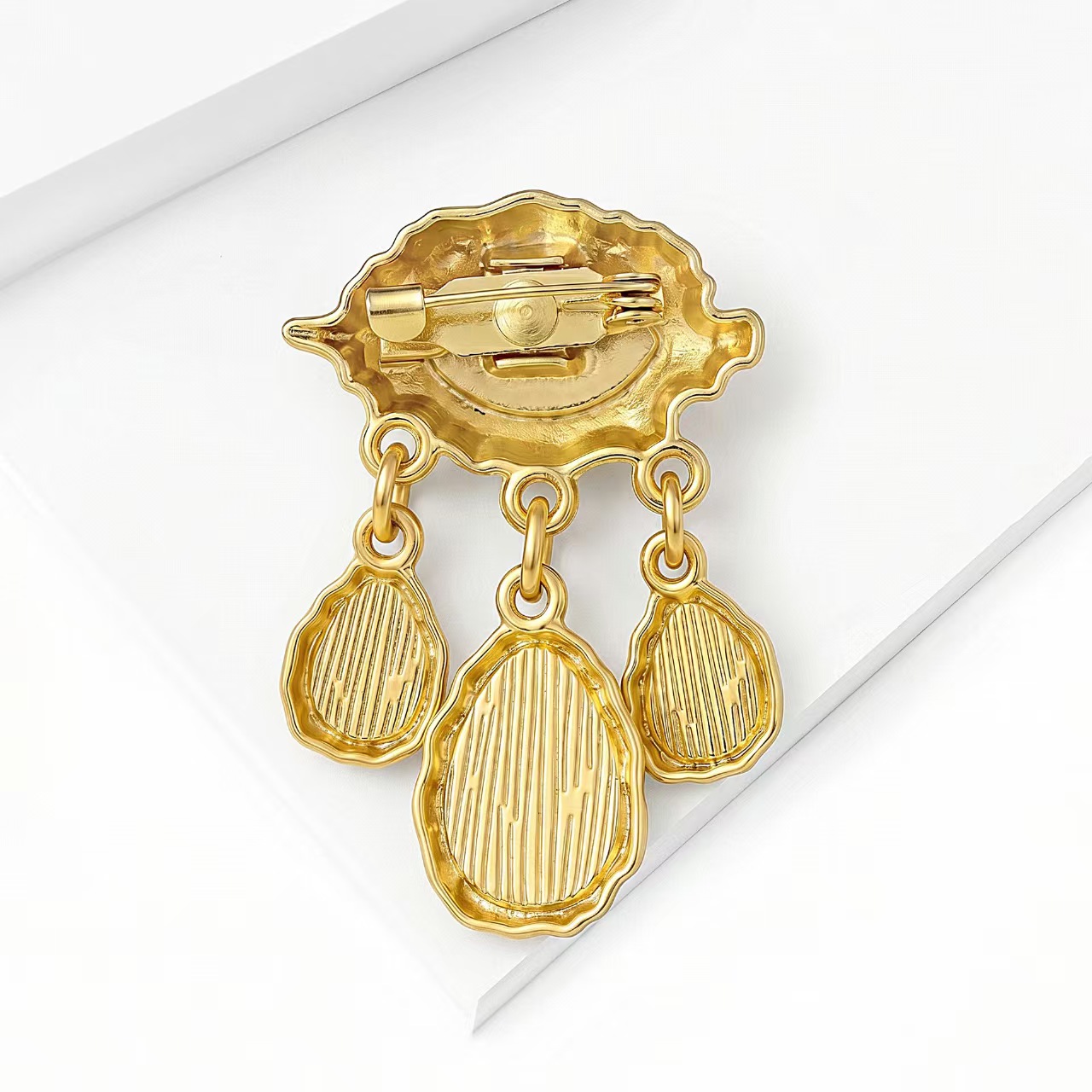 A simple and stylish lady, Ya Jin - eye brooch, suit coat, versatile clothing accessories, corsage Item Picture