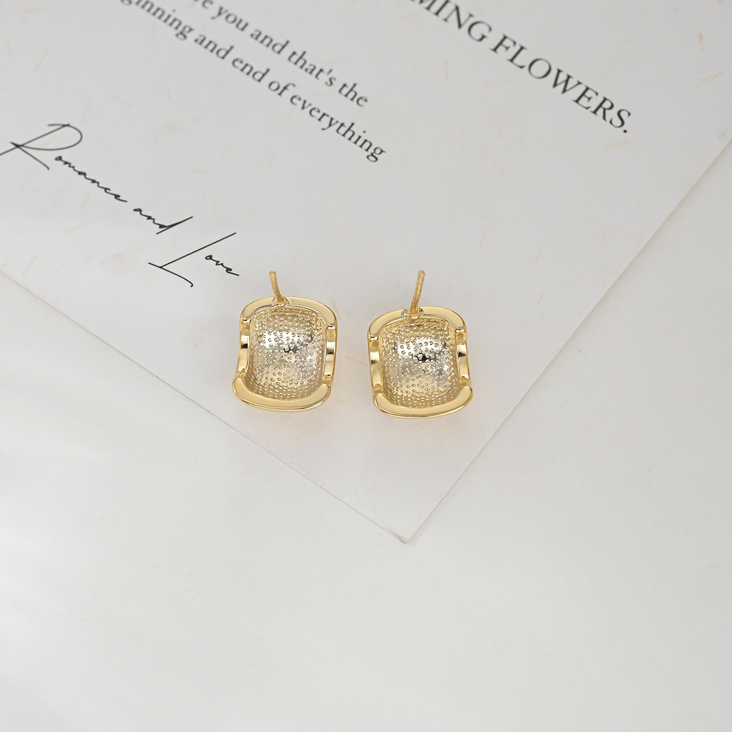 European and American retro style geometric metal earrings, a new trendy, light luxury and high-end ear ring, stud and accessory for women in 2026 Item Picture