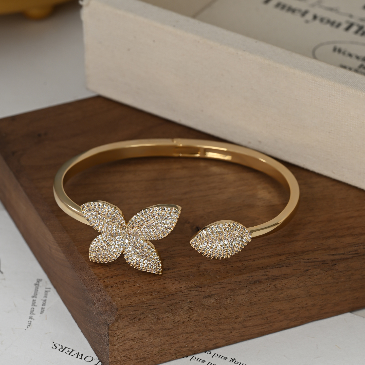 New fashionable and personalized jewelry, a high-end butterfly bracelet, a commuter style and exaggerated personality bracelet, 2026