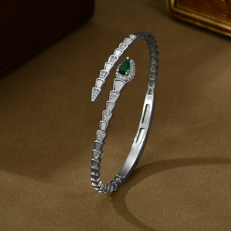 The 2026 new niche and unique shell snake bone bracelet design is a versatile daily outfit Specification image
