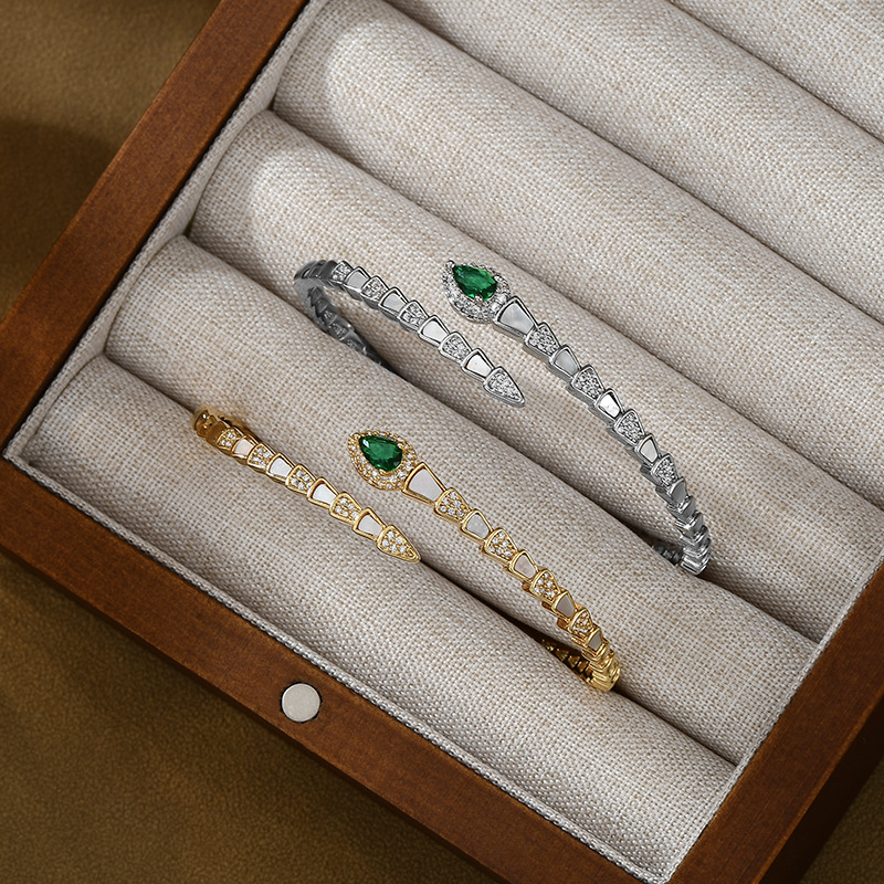 The 2026 new niche and unique shell snake bone bracelet design is a versatile daily outfit
