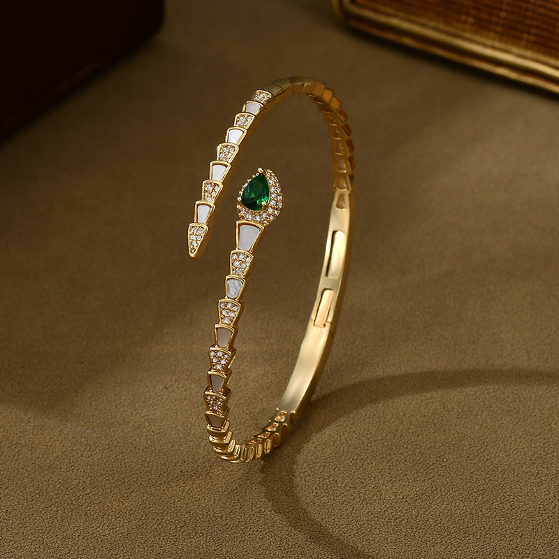 The 2026 new niche and unique shell snake bone bracelet design is a versatile daily outfit details Picture
