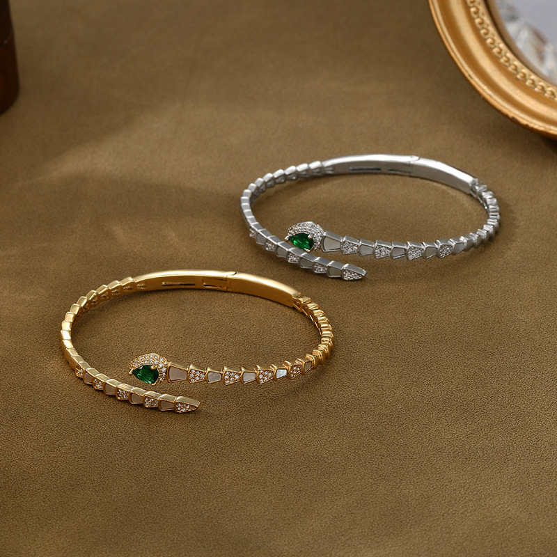 The 2026 new niche and unique shell snake bone bracelet design is a versatile daily outfit Item Picture