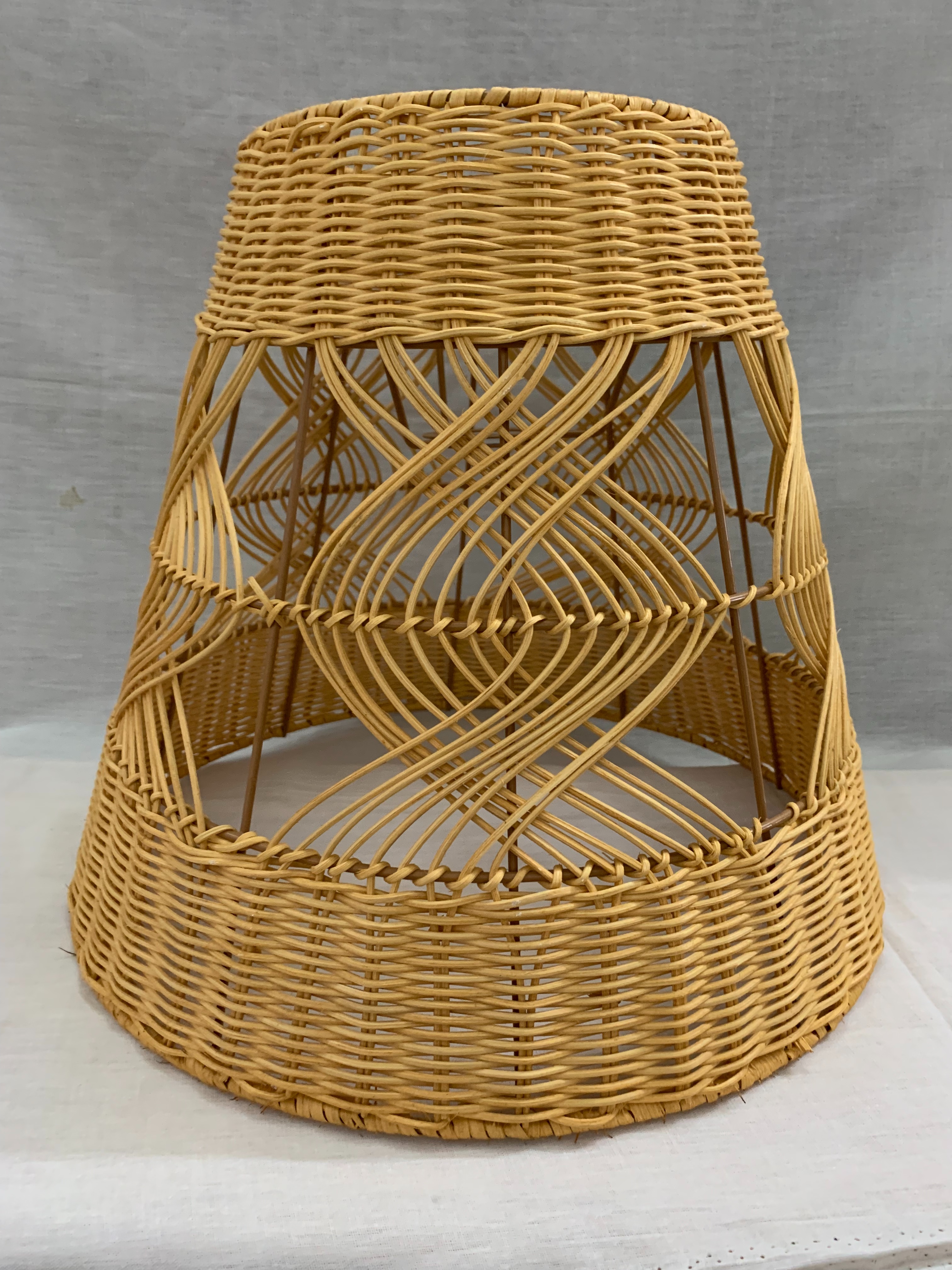 Light brown natural white vine flower Mid-Autumn Festival lantern lampshade, study and bedroom chandelier lampshade, dining room retro-style decorative lampshade, homestay decorative lampshade, country-themed dining room lampshade, round pointed chandelier details Picture