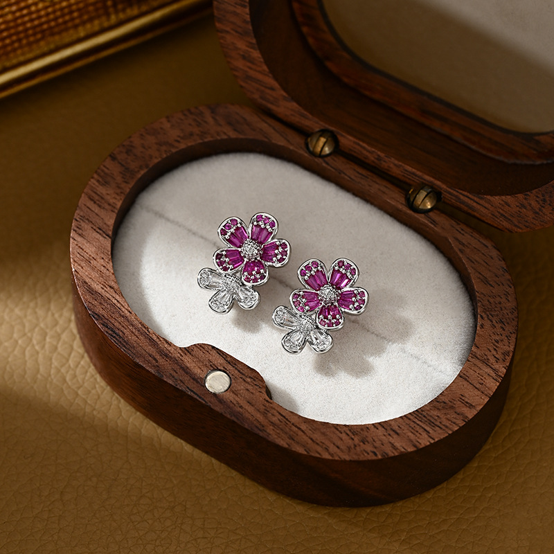 The 2026 summer new collection features an elegant and sweet 925 silver needle, with a unique and sweet charm and a high-end design