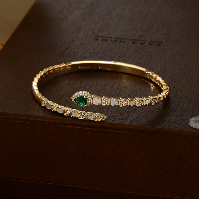 The 2026 new niche and unique shell snake bone bracelet design is a versatile daily outfit Application Scenario