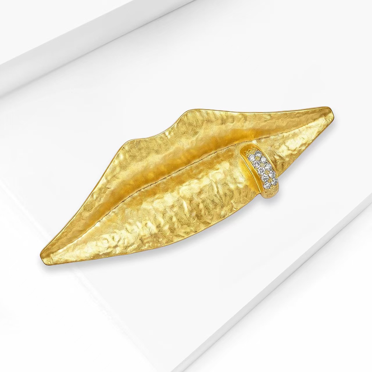Simple design women's gold lip brooch fashionable suit coat factory direct sales wholesale, versatile Specification image