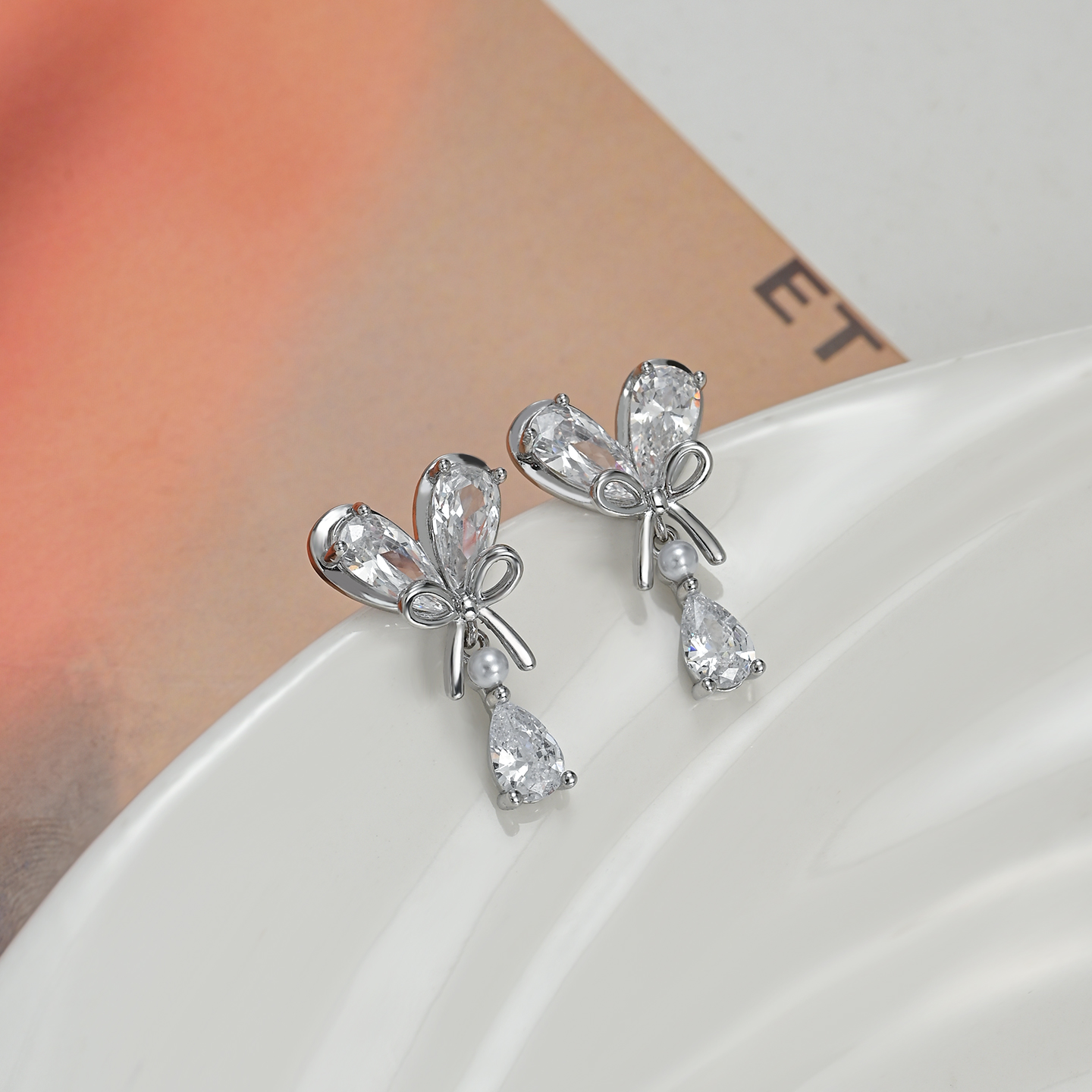 白色蝴蝶结水晶耳环 金银双色配珍珠水滴吊坠 附Fashion Jewelry卡片详情4