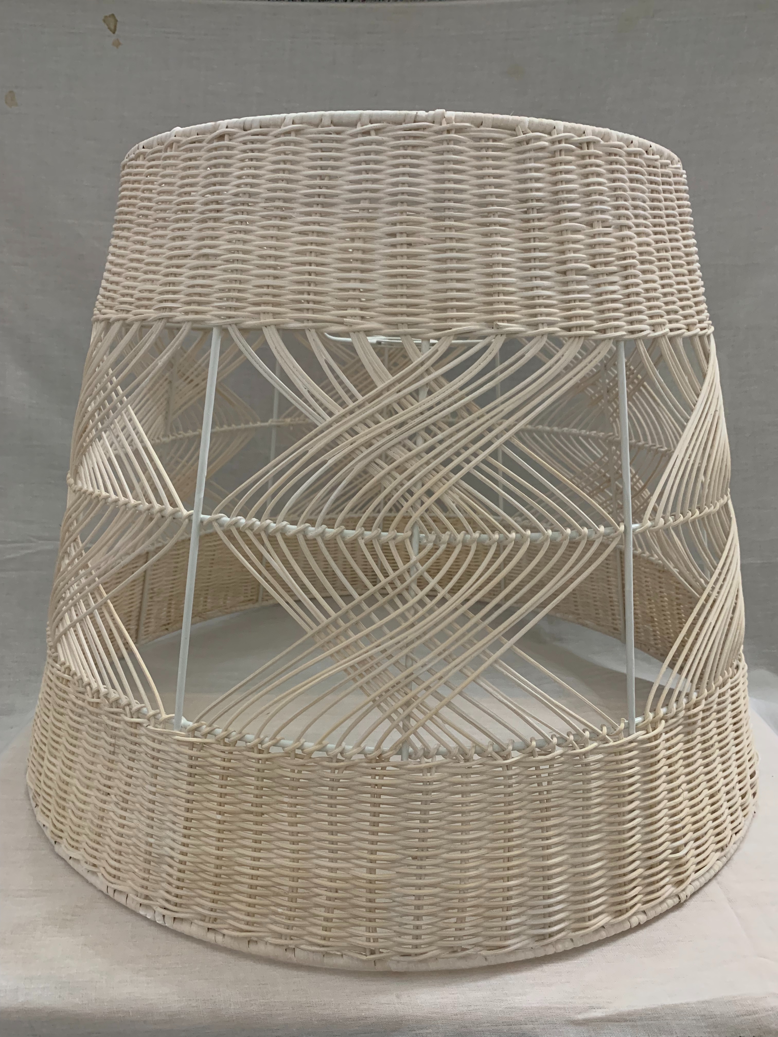White natural white vine closely woven Mid-Autumn Festival lantern lampshade, living room chandelier lampshade, dining room retro-style decorative lampshade, homestay decorative lampshade, European-style dining room lampshade, large round lampshade details Picture