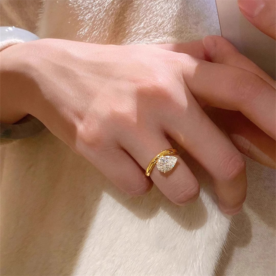 时尚轻奢金色水滴锆石戒指女精致复古食指戒小众高级感百搭指环潮