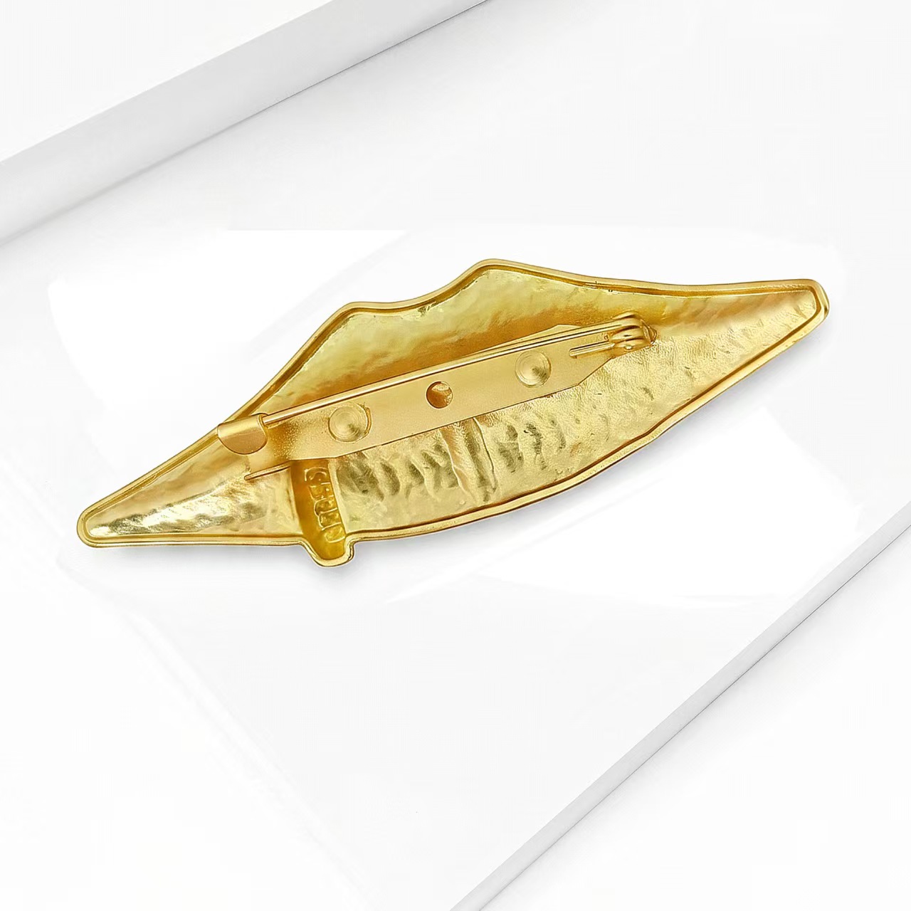 Simple design women's gold lip brooch fashionable suit coat factory direct sales wholesale, versatile details Picture