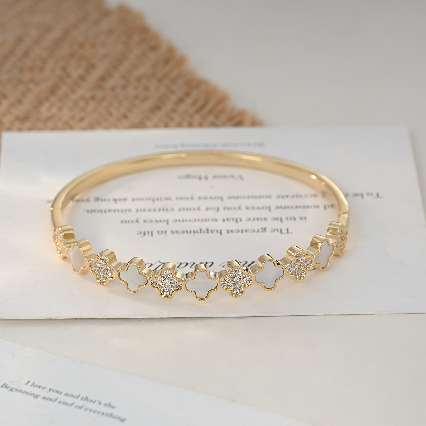 A new best-selling, elegant and ethereal four-leaf clover natural high-end bracelet that is versatile for daily use
