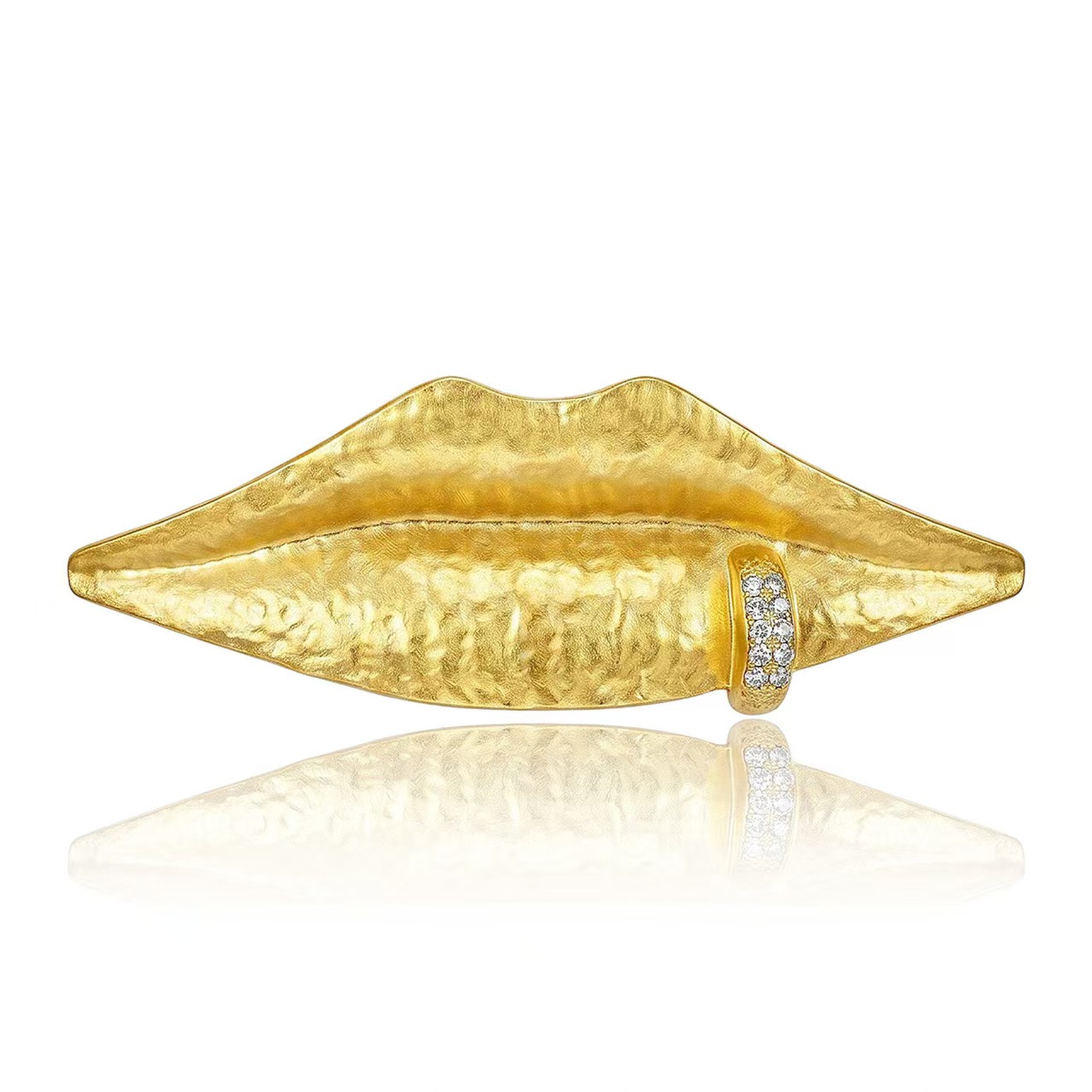 Simple design women's gold lip brooch fashionable suit coat factory direct sales wholesale, versatile