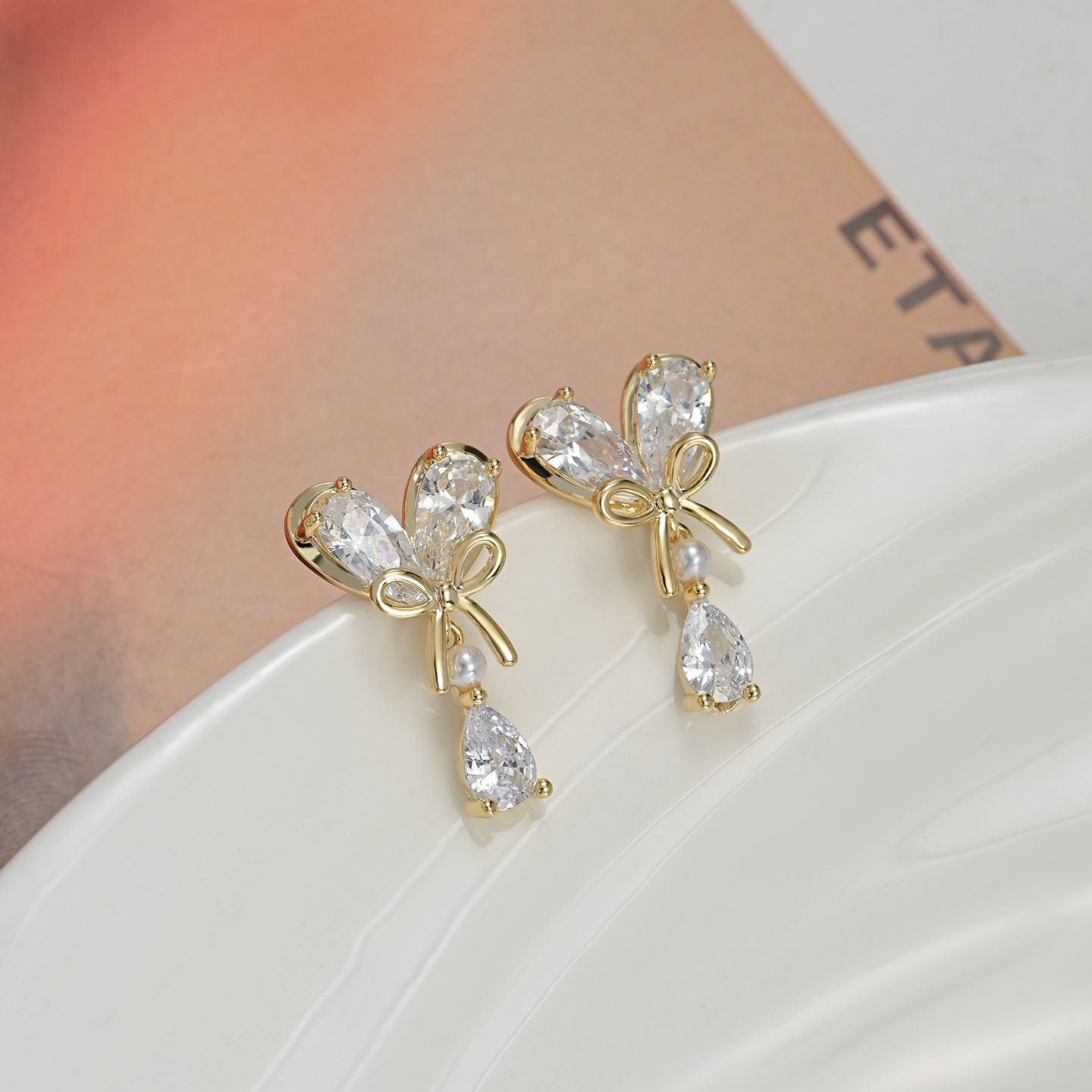 白色蝴蝶结水晶耳环 金银双色配珍珠水滴吊坠 附Fashion Jewelry卡片详情3