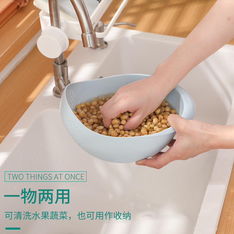 Light blue kitchen stainless steel strainer, household draining and noodle scooping spoon Application Scenario