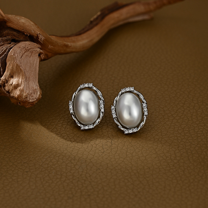 New best-selling, niche, simple and unique round hollowed-out polished gem-encrusted stud earrings for daily use Item Picture