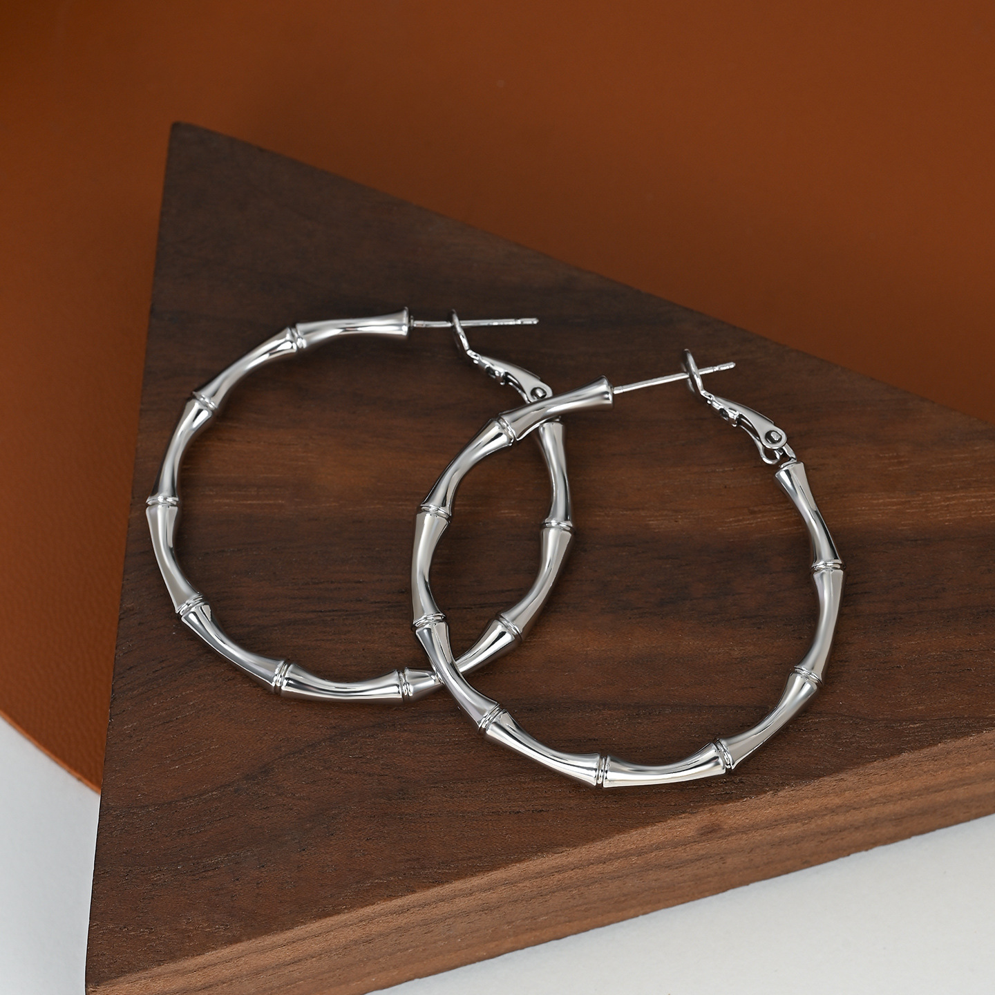 اما النسخة الجديدة من مهرجانات الخيزران الفضية، فهي عبارة عن مئات الازياء اليومية Specification image