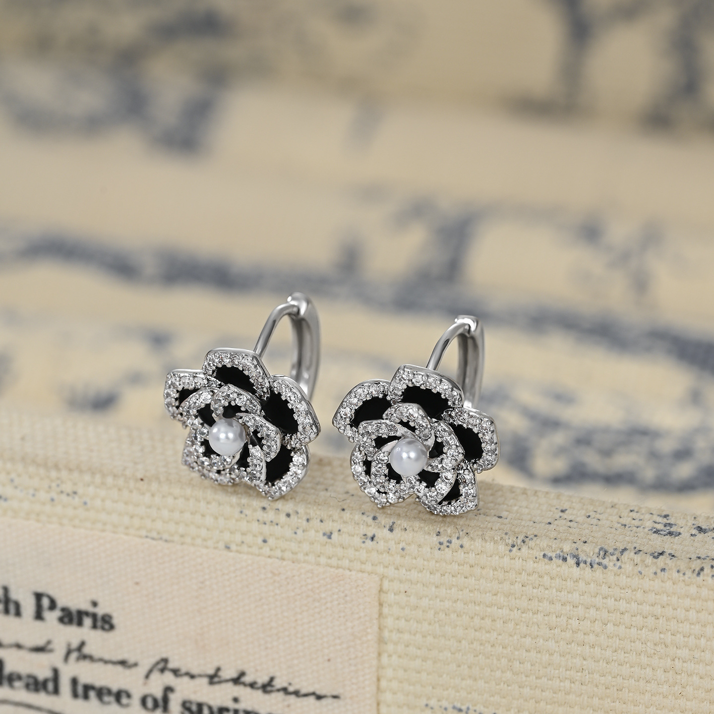 The 2026 summer new luxurious golden flower-shaped earrings are a high-end and versatile style Specification image