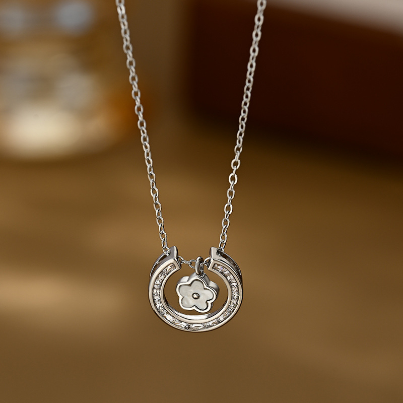 A unique and distinctive four-leaf clover open-top necklace for daily use in 2026 details Picture