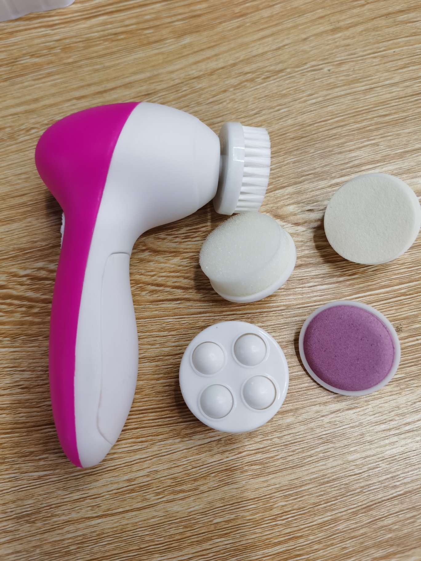 Five-in-one electric facial cleanser, facial cleansing device, facial cleaner, blackhead and pore cleaning instrument, facial massage brush Application Scenario