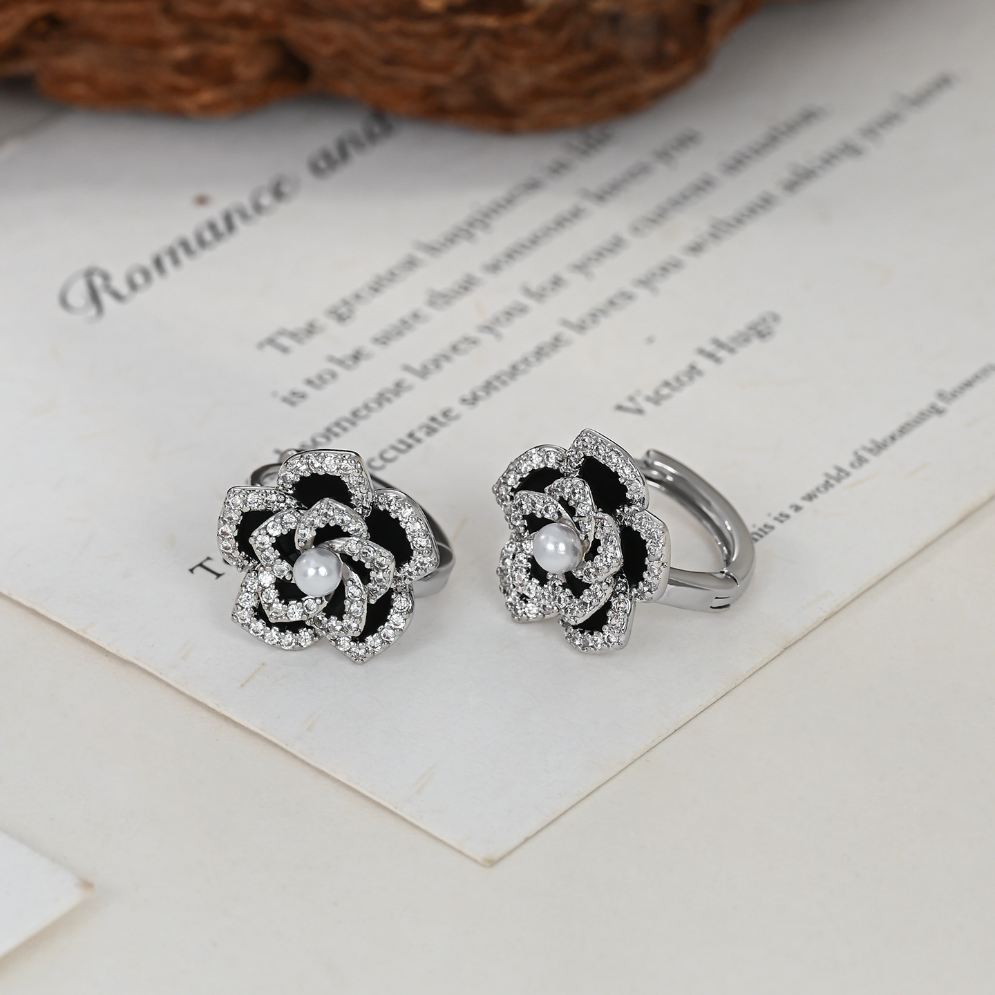 The 2026 summer new luxurious golden flower-shaped earrings are a high-end and versatile style Application Scenario