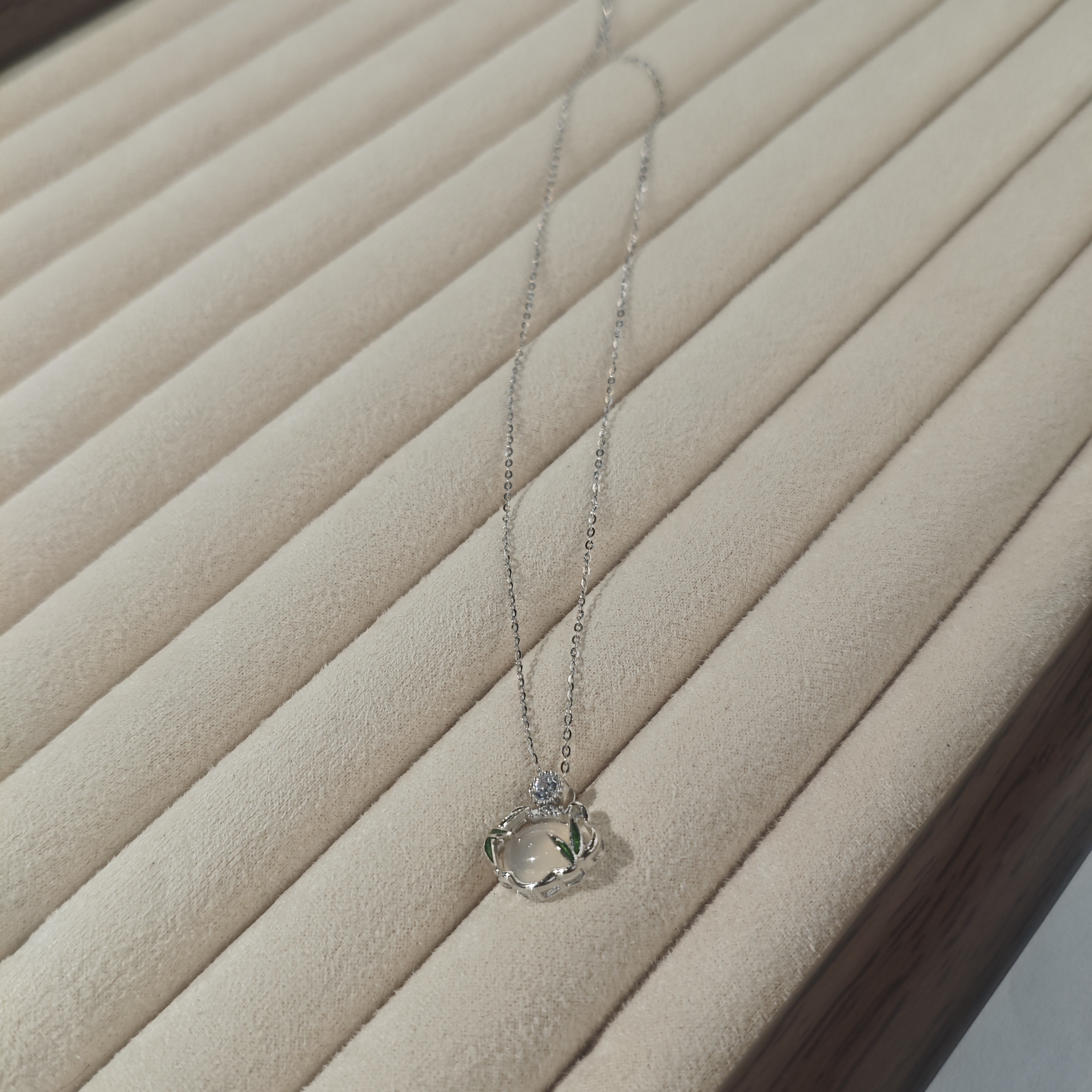 Influential new silver jewelry, elegant and refined Bamboo leaf white chalcedony S925 silver necklace Item Picture