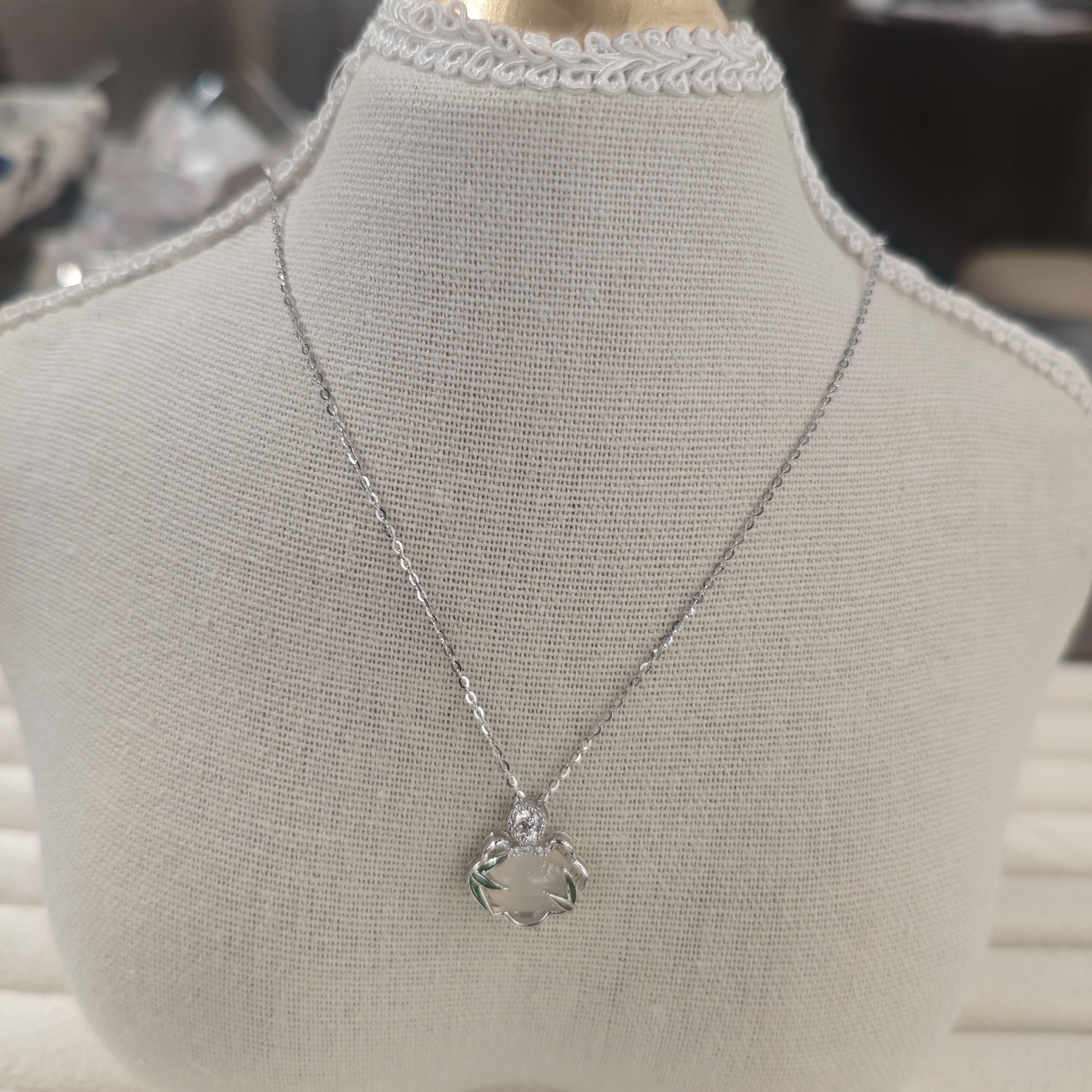 Influential new silver jewelry, elegant and refined Bamboo leaf white chalcedony S925 silver necklace