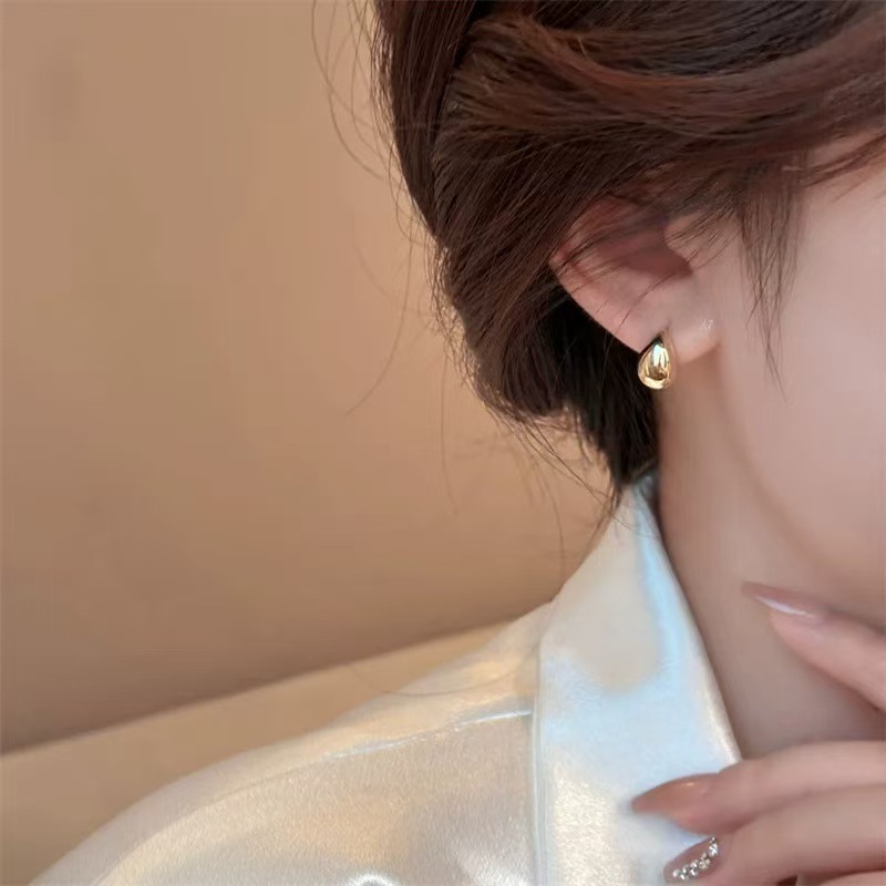 The 2026 new, unique, exquisite and compact teardrop-shaped 925 silver needle is a simple, fashionable and versatile style Application Scenario