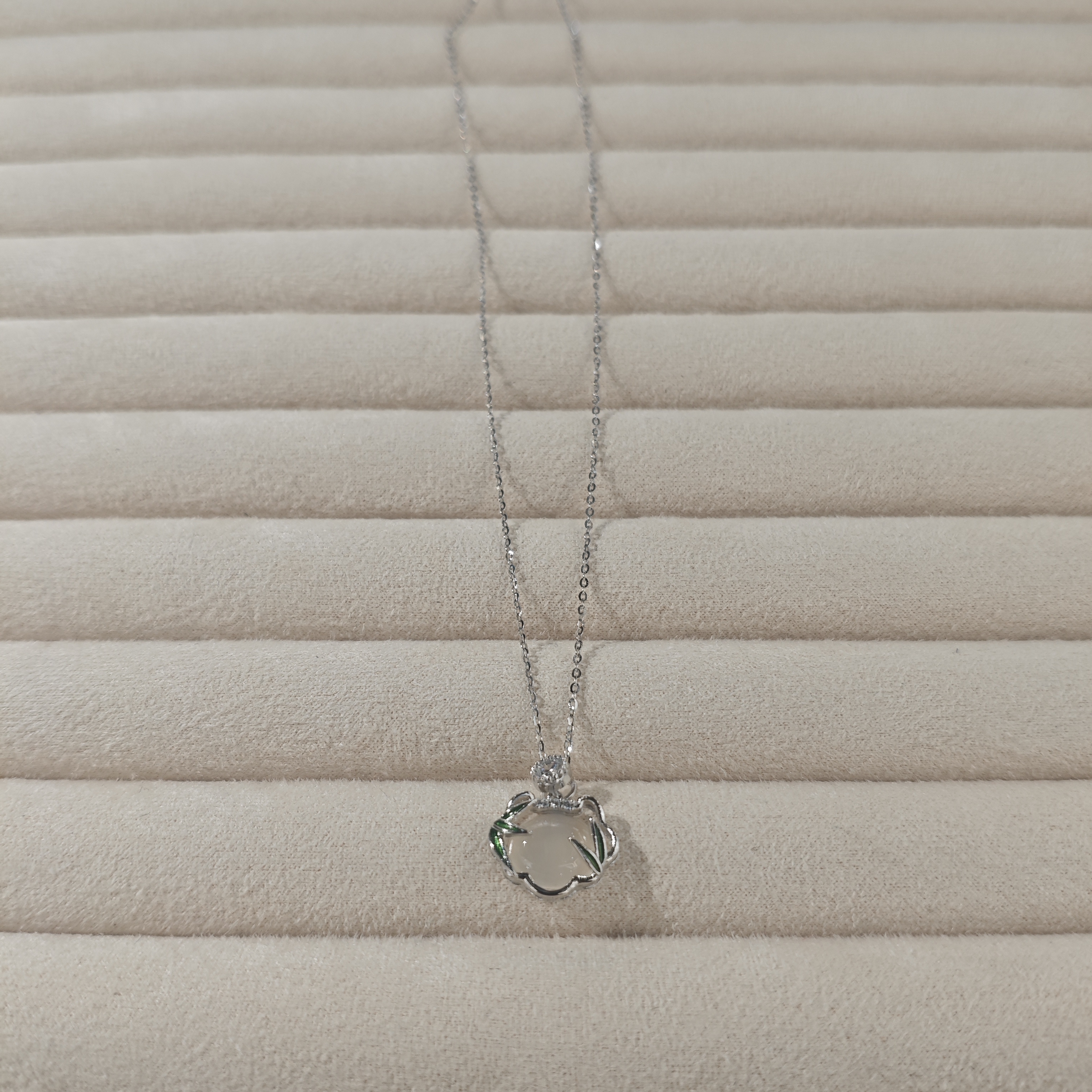 Influential new silver jewelry, elegant and refined Bamboo leaf white chalcedony S925 silver necklace Application Scenario