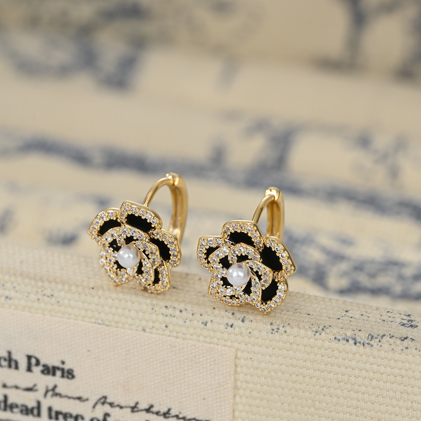The 2026 summer new luxurious golden flower-shaped earrings are a high-end and versatile style details Picture