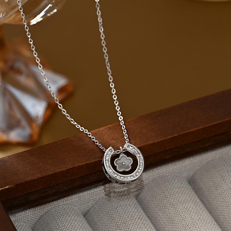 A unique and distinctive four-leaf clover open-top necklace for daily use in 2026 Application Scenario