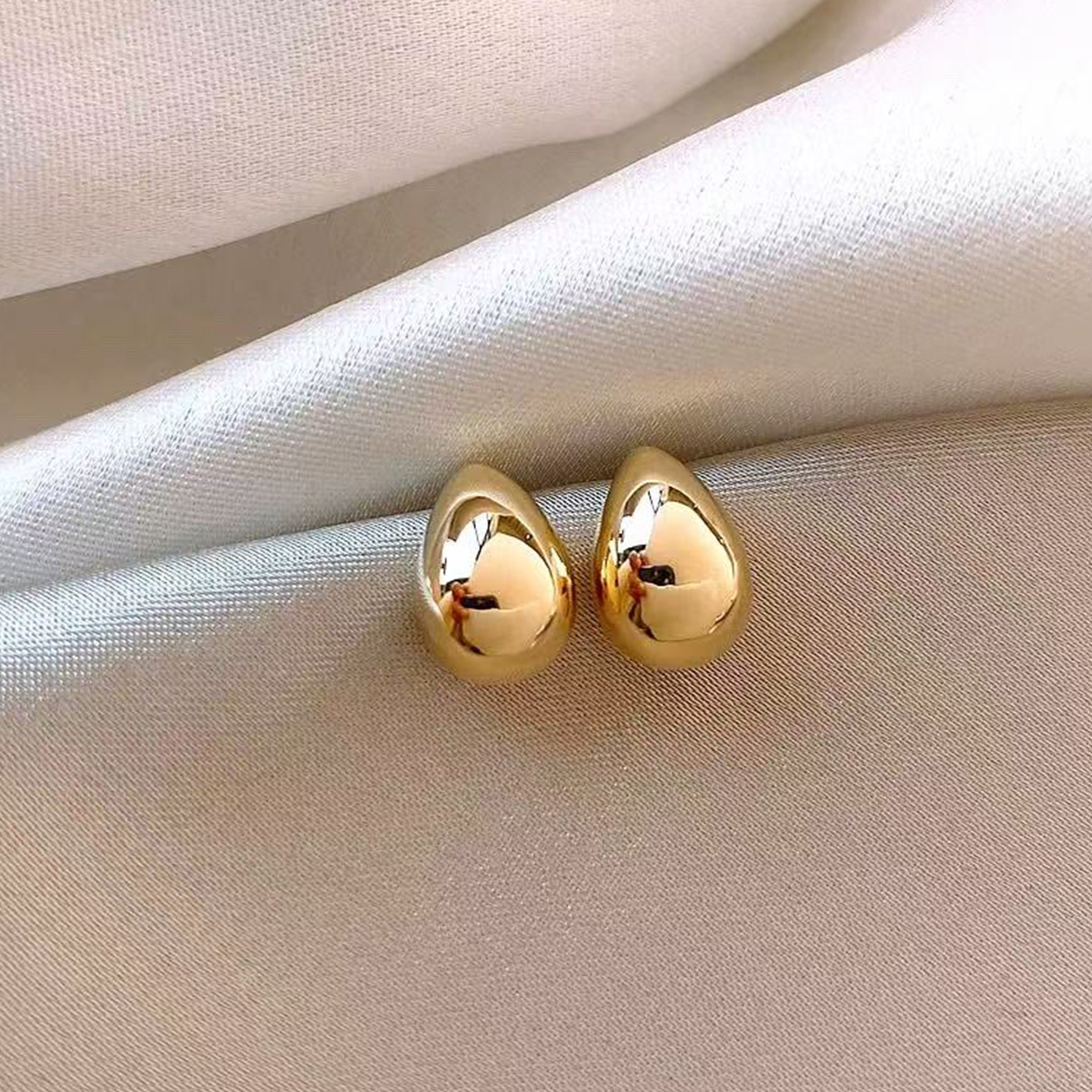 The 2026 new, unique, exquisite and compact teardrop-shaped 925 silver needle is a simple, fashionable and versatile style
