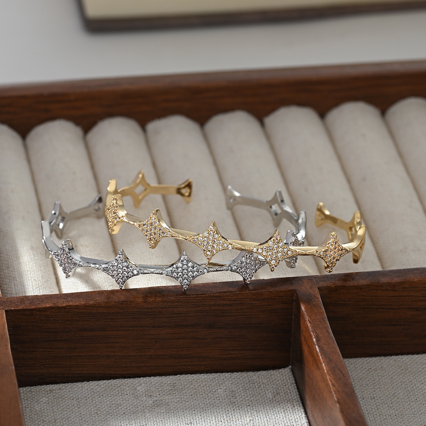 A high-end luxury four-pointed star bracelet made of genuine gold electroplated jewelry for women, a versatile gift for dates