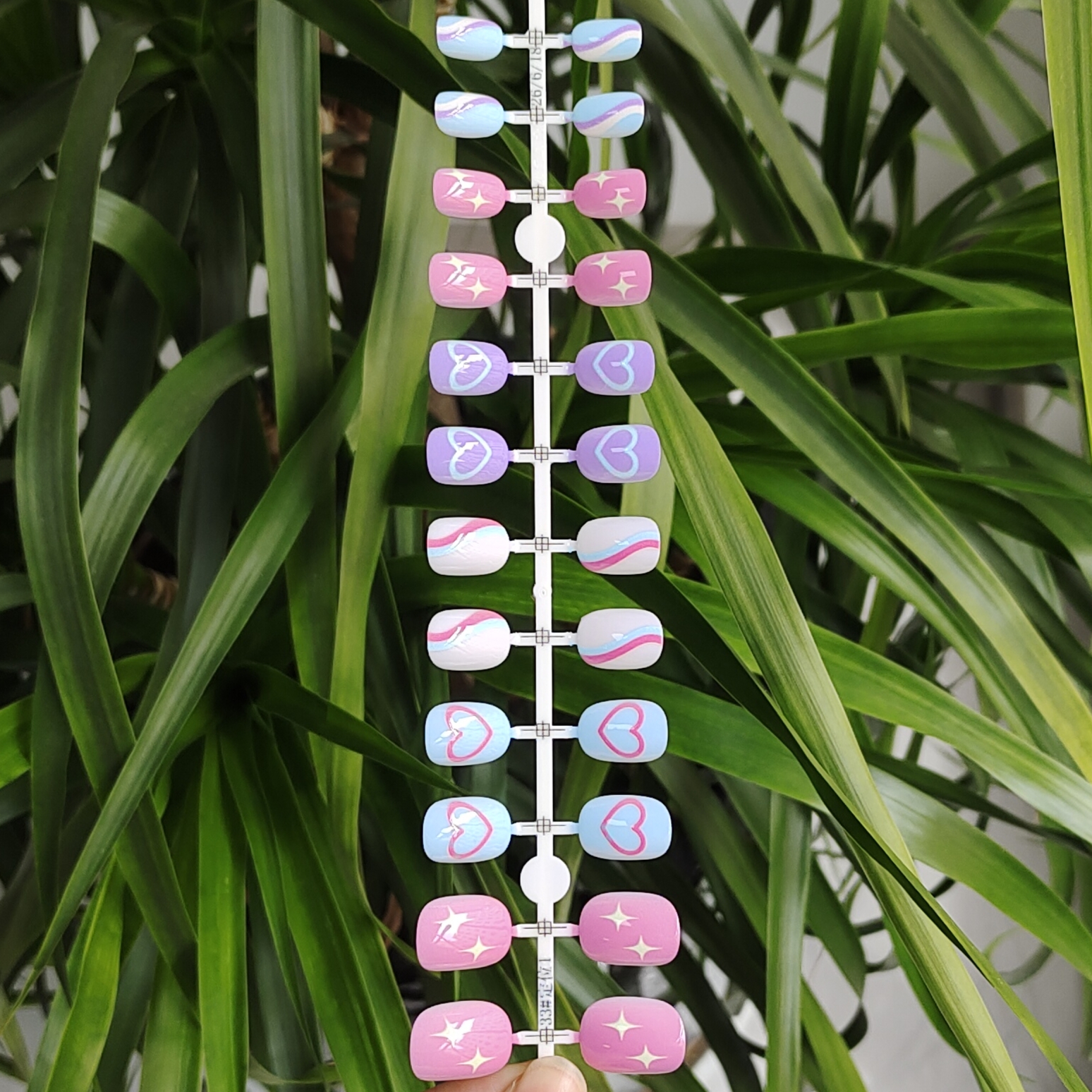 12 pieces of children's nail art with rich color combinations, heart-shaped four-pointed star patterns, wearable nail art pieces, fashionable nail art wearable nails