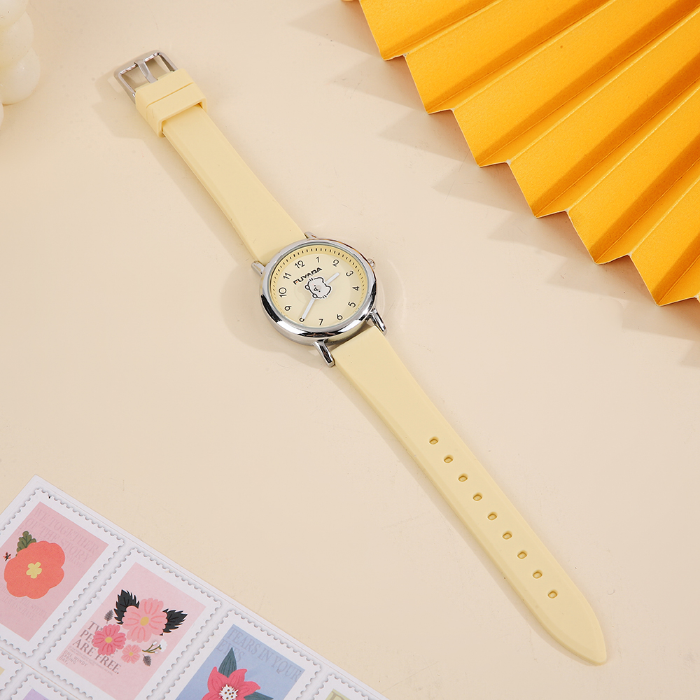 FUYADA's simple pointer quartz watch is a daily wear wristwatch for male and female students. It has a clear dial, accurate timekeeping, is durable and versatile, and is a casual watch with a high level of appearance. It is a daily commuting watch for teenagers Application Scenario