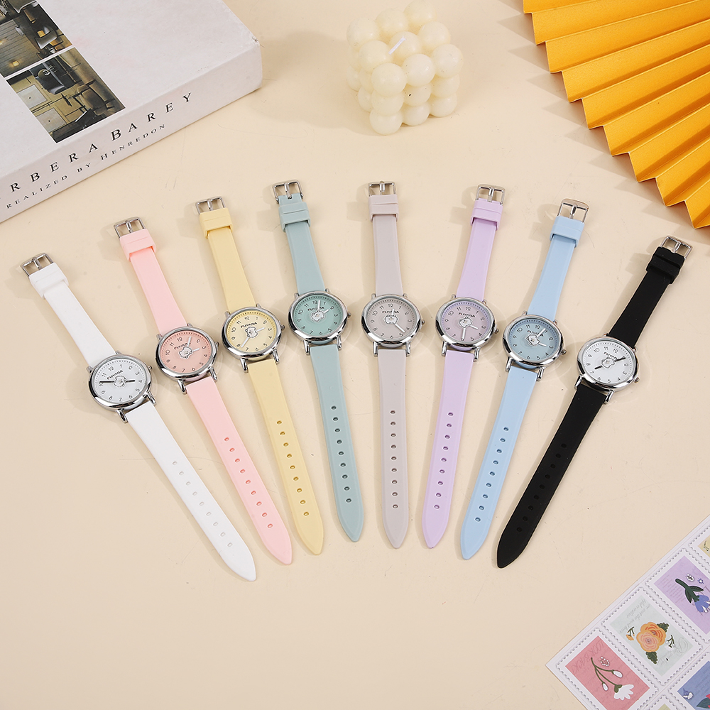FUYADA's simple pointer quartz watch is a daily wear wristwatch for male and female students. It has a clear dial, accurate timekeeping, is durable and versatile, and is a casual watch with a high level of appearance. It is a daily commuting watch for teenagers