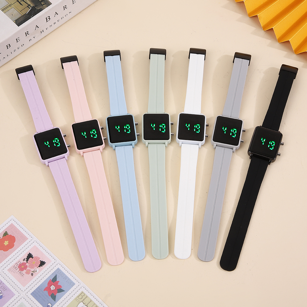 FUYADA's simple LED digital electronic watch features a large screen with clear luminous readings, is lightweight and skin-friendly, and has a suitable strap for both male and female students. It is suitable for campus sports and can be worn at any time. It is a simple luminous electronic watch