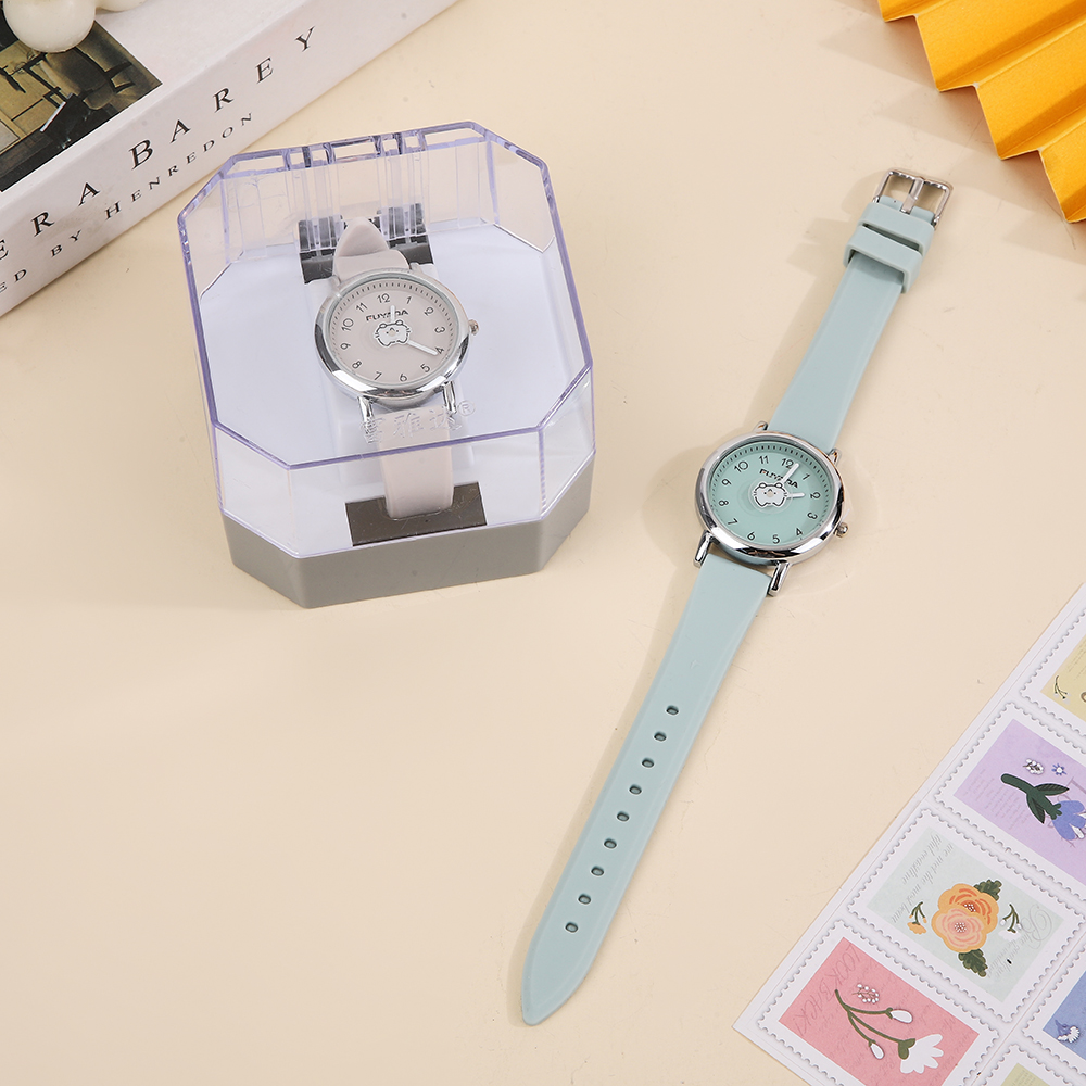 FUYADA's simple pointer quartz watch is a daily wear wristwatch for male and female students. It has a clear dial, accurate timekeeping, is durable and versatile, and is a casual watch with a high level of appearance. It is a daily commuting watch for teenagers Specification image