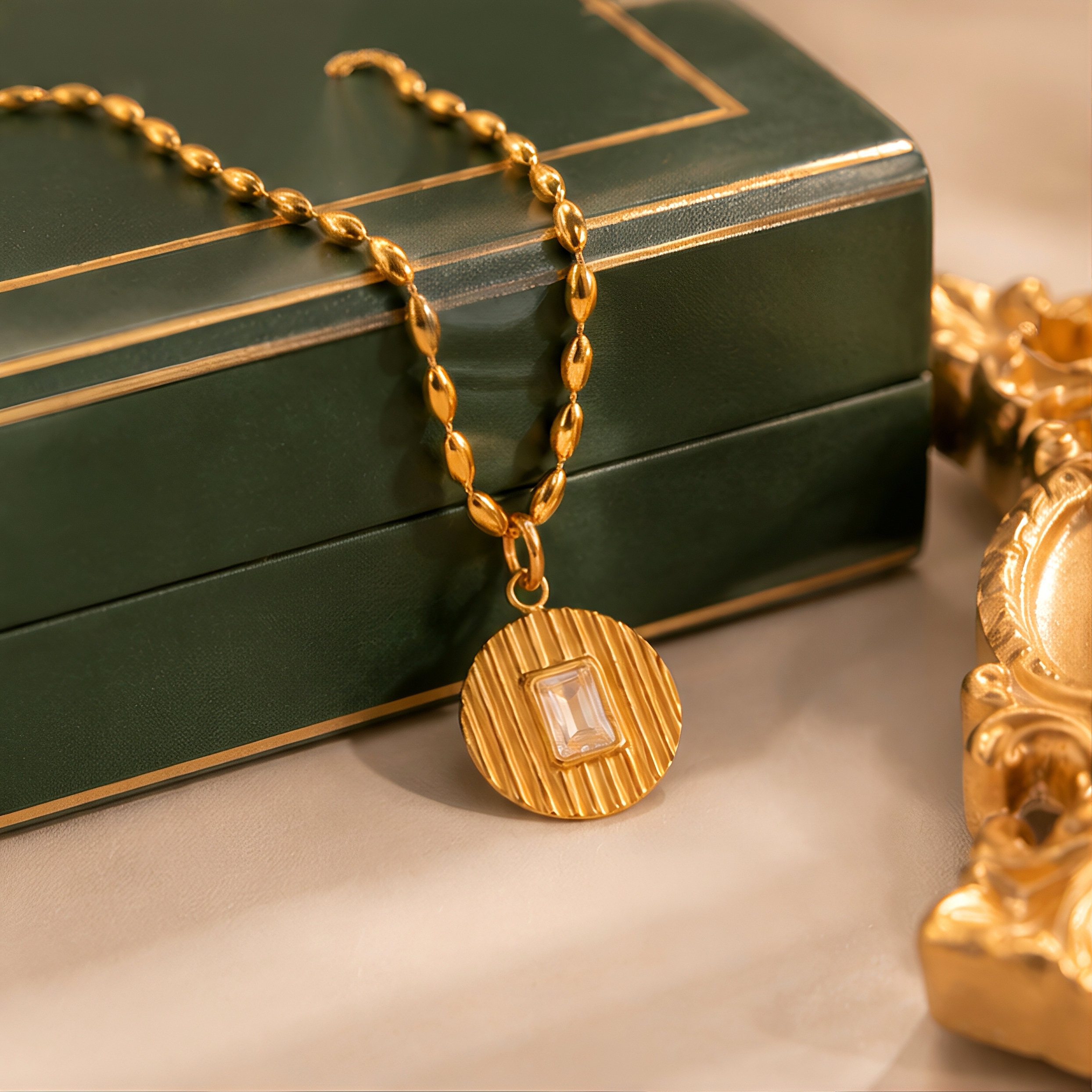 French vertical pattern square diamond stainless steel gold-plated necklace, retro rice-grain oval chain, light luxury commuting collarbone chain, high-end feel, versatile, layering without fading, gift jewelry Application Scenario