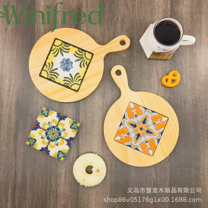 木质圆形砧板 中央镶嵌黄菱形瓷砖 蓝花绿叶图案