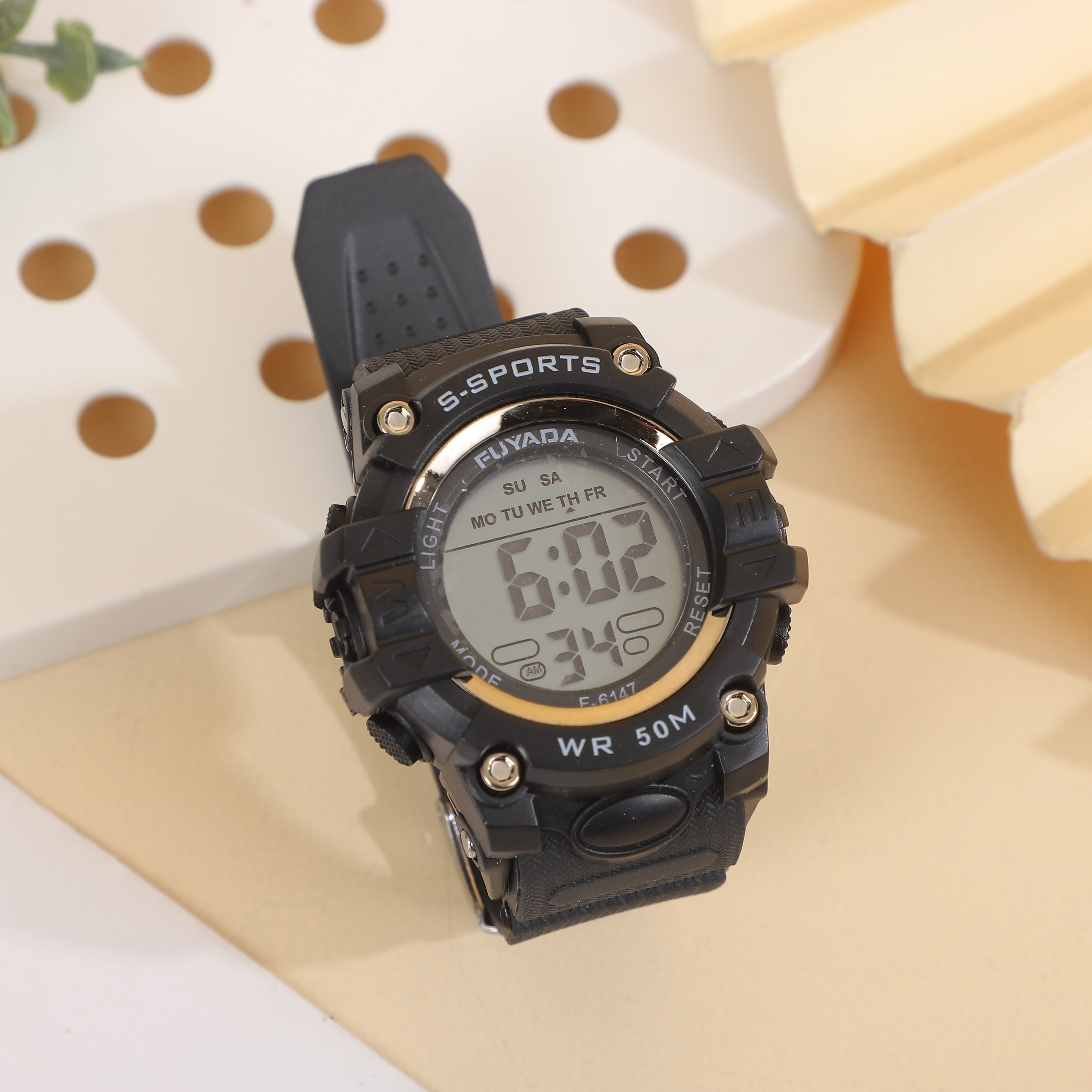 The FUYADA electronic sports watch is 50-meter water-resistant. It is a versatile electronic watch that can be worn for daily washing and swimming. It features a luminous alarm clock for timing. It is suitable for both boys and girls on campus and is a student electronic sports watch Application Scenario