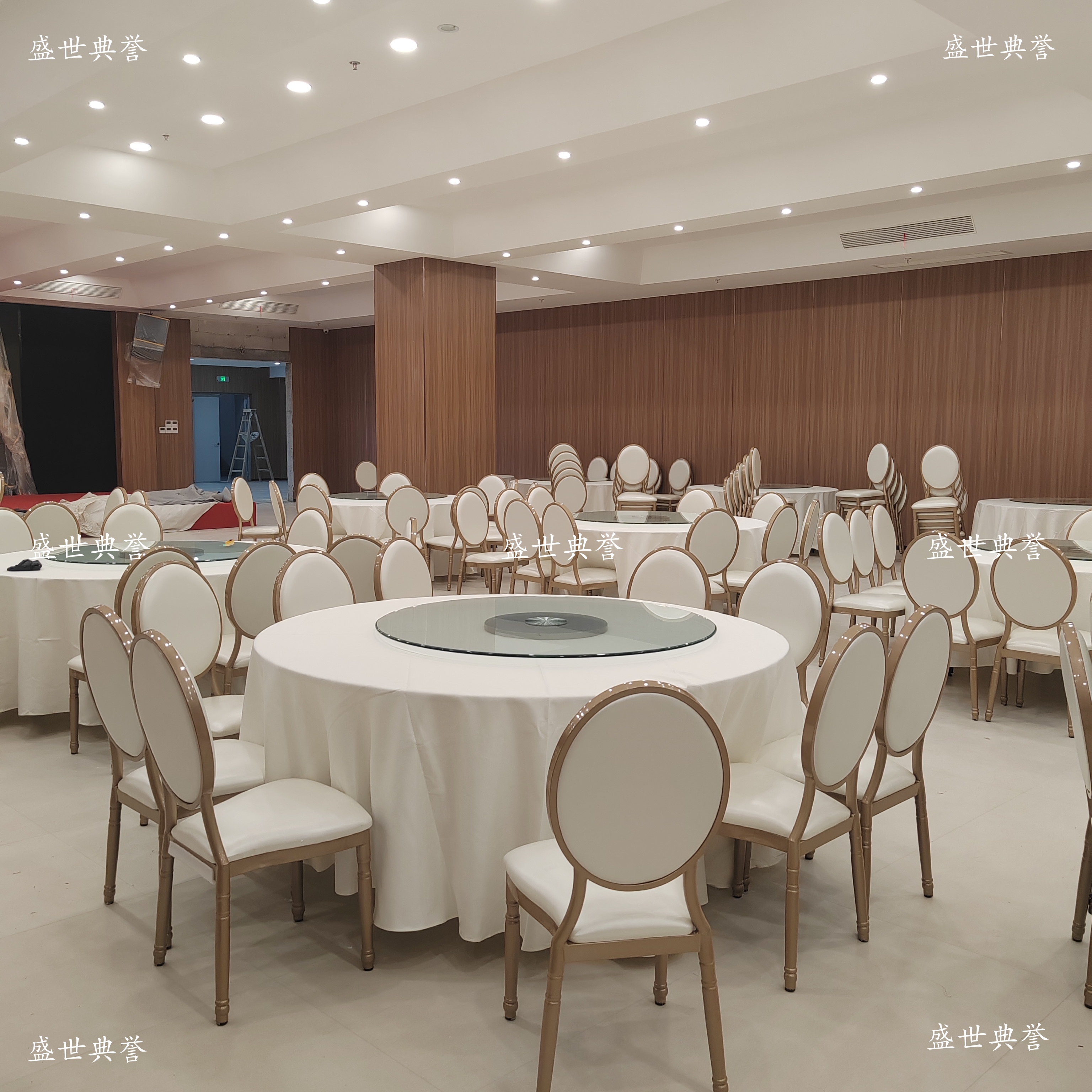 Anqing International Banquet Center dining tables and chairs, wedding banquet sun chairs, theme wedding round-back chairs, hotel folding dining tables and chairs Application Scenario