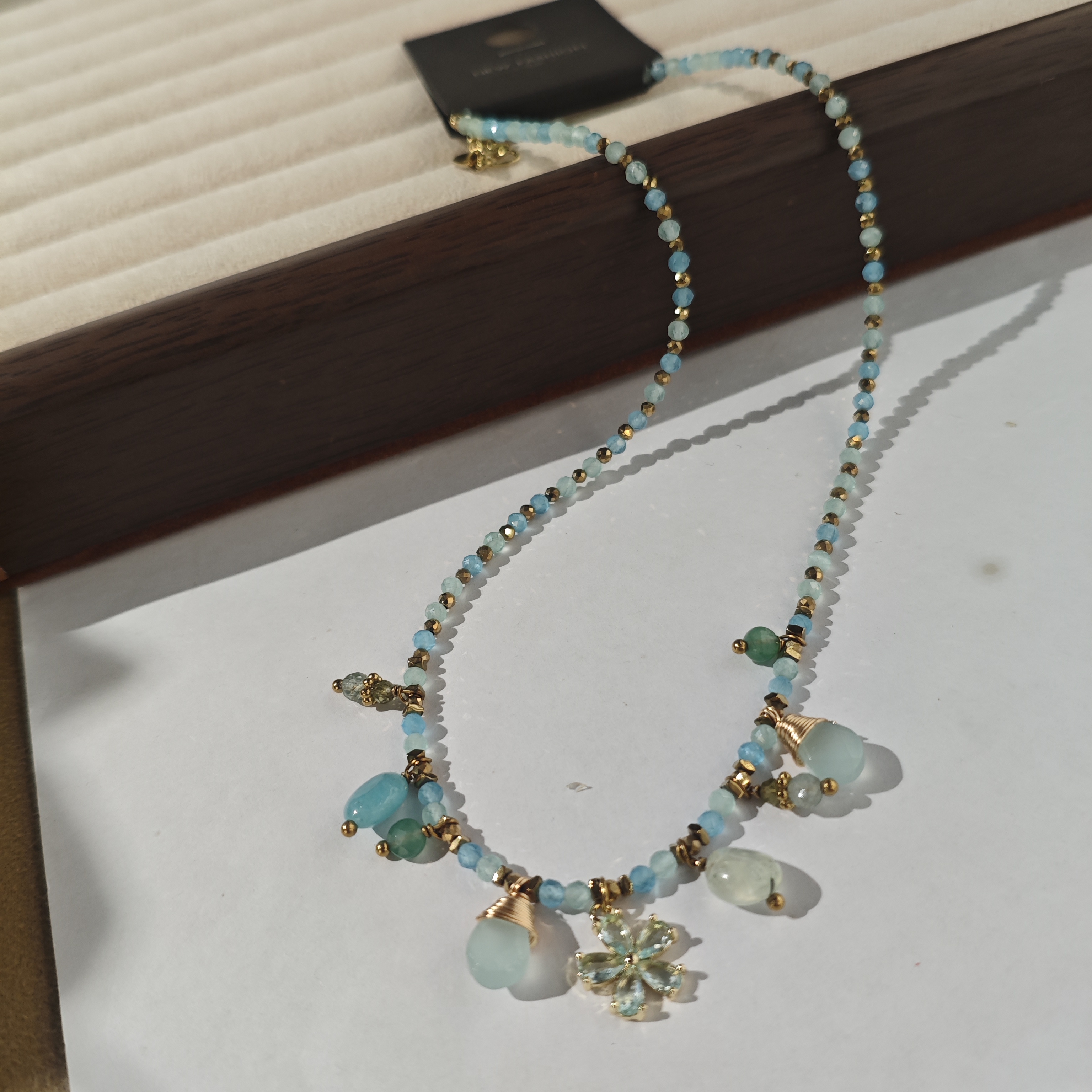 Influential new accessory, fashionable and elegant aquamarine beaded handcrafted necklace Application Scenario