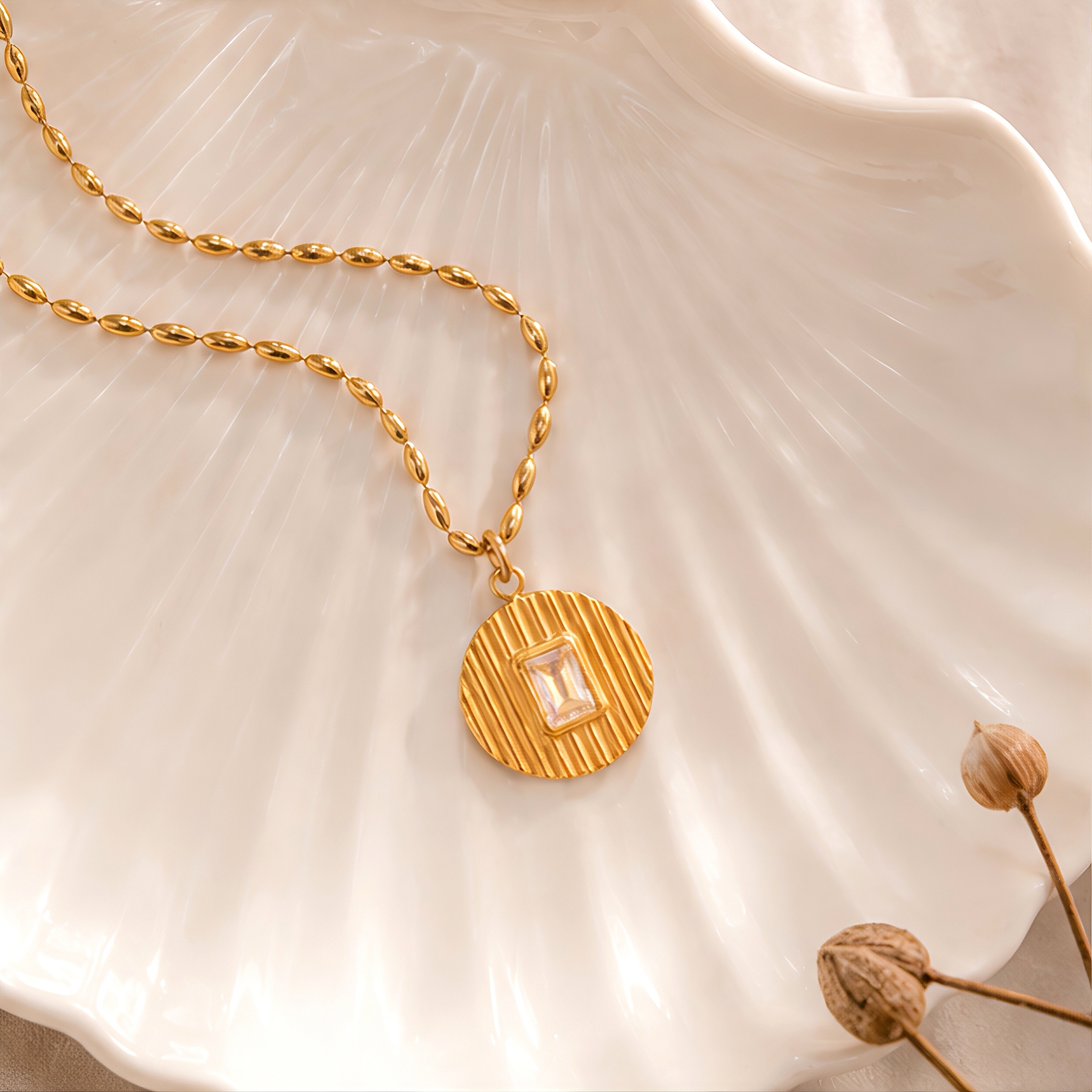 French vertical pattern square diamond stainless steel gold-plated necklace, retro rice-grain oval chain, light luxury commuting collarbone chain, high-end feel, versatile, layering without fading, gift jewelry details Picture