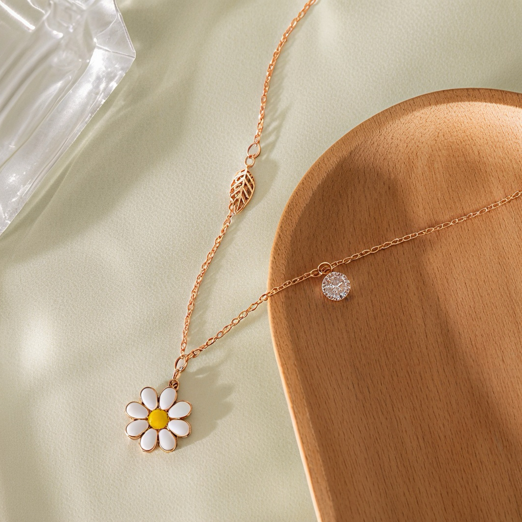 Korean-style enamel Daisy rose gold collarbone chain with hollowed-out leaves and small diamonds creative jewelry. A versatile and niche luxury gift necklace for fair-haired girls in spring and summer
