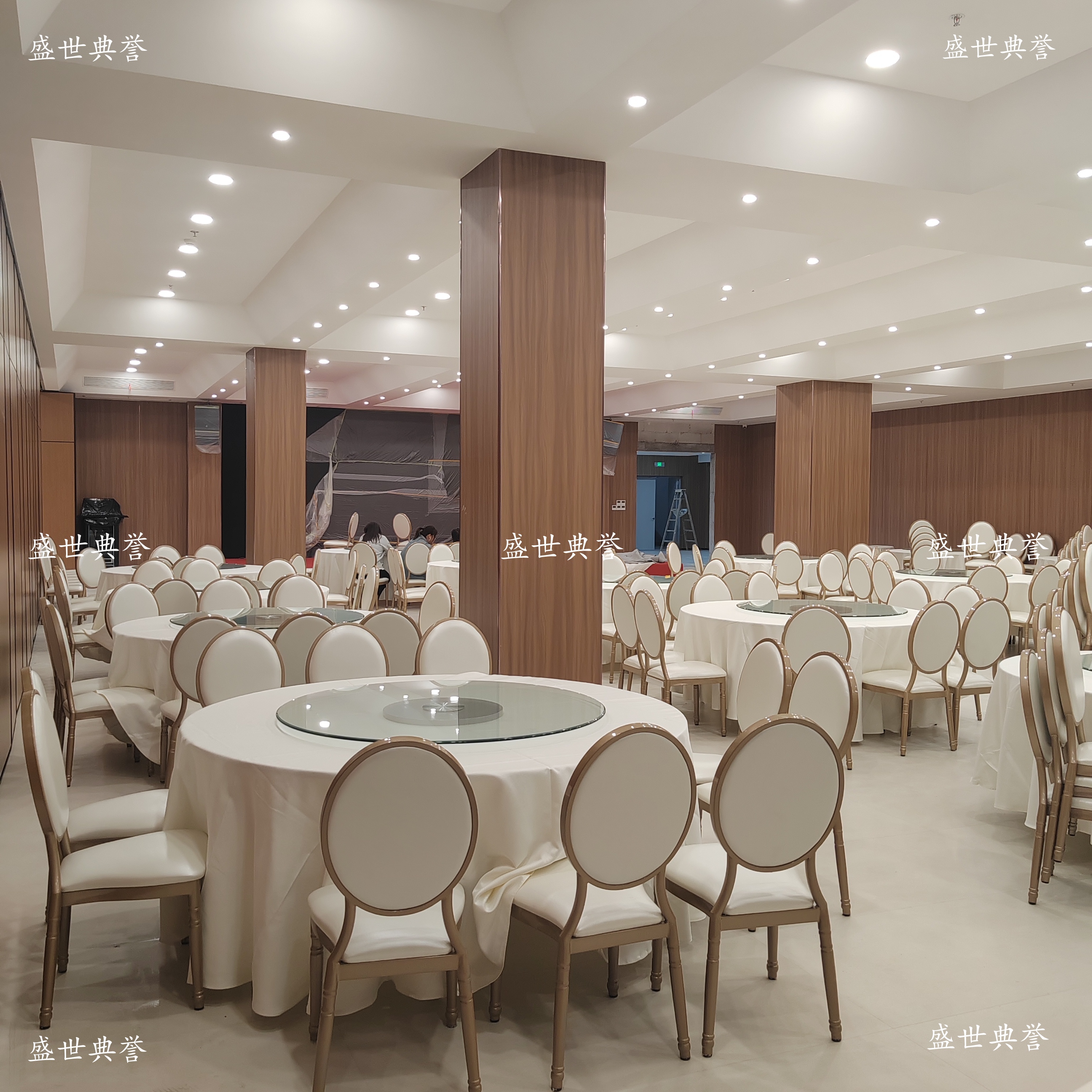 Anqing International Banquet Center dining tables and chairs, wedding banquet sun chairs, theme wedding round-back chairs, hotel folding dining tables and chairs Item Picture