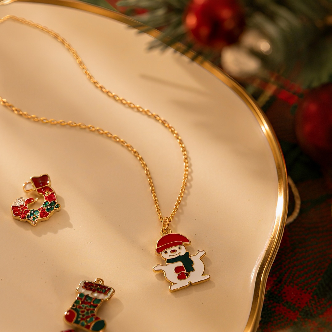 Christmas cartoon snowman, oil-dripping golden fine collarbone chain, red hat, green scarf, cute and playful pendant, festive atmosphere accessory, Christmas gift, unique and versatile girl necklace Application Scenario