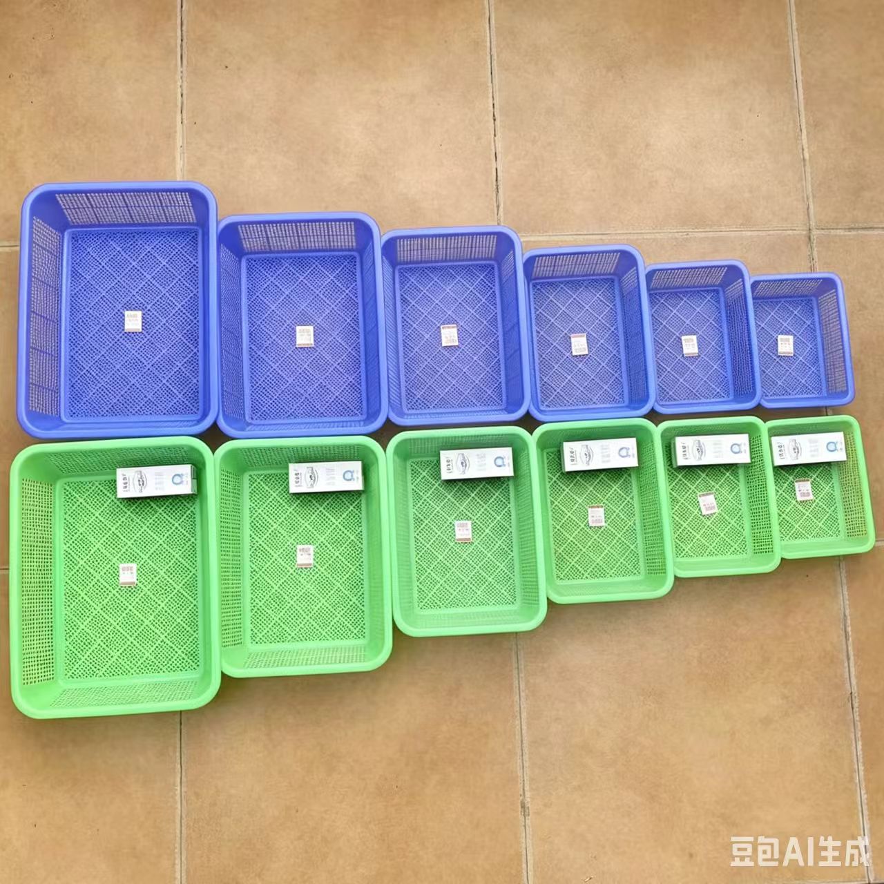 Цветной пластиковой складкой для корзины для душа, связанной из бумаги Item Picture