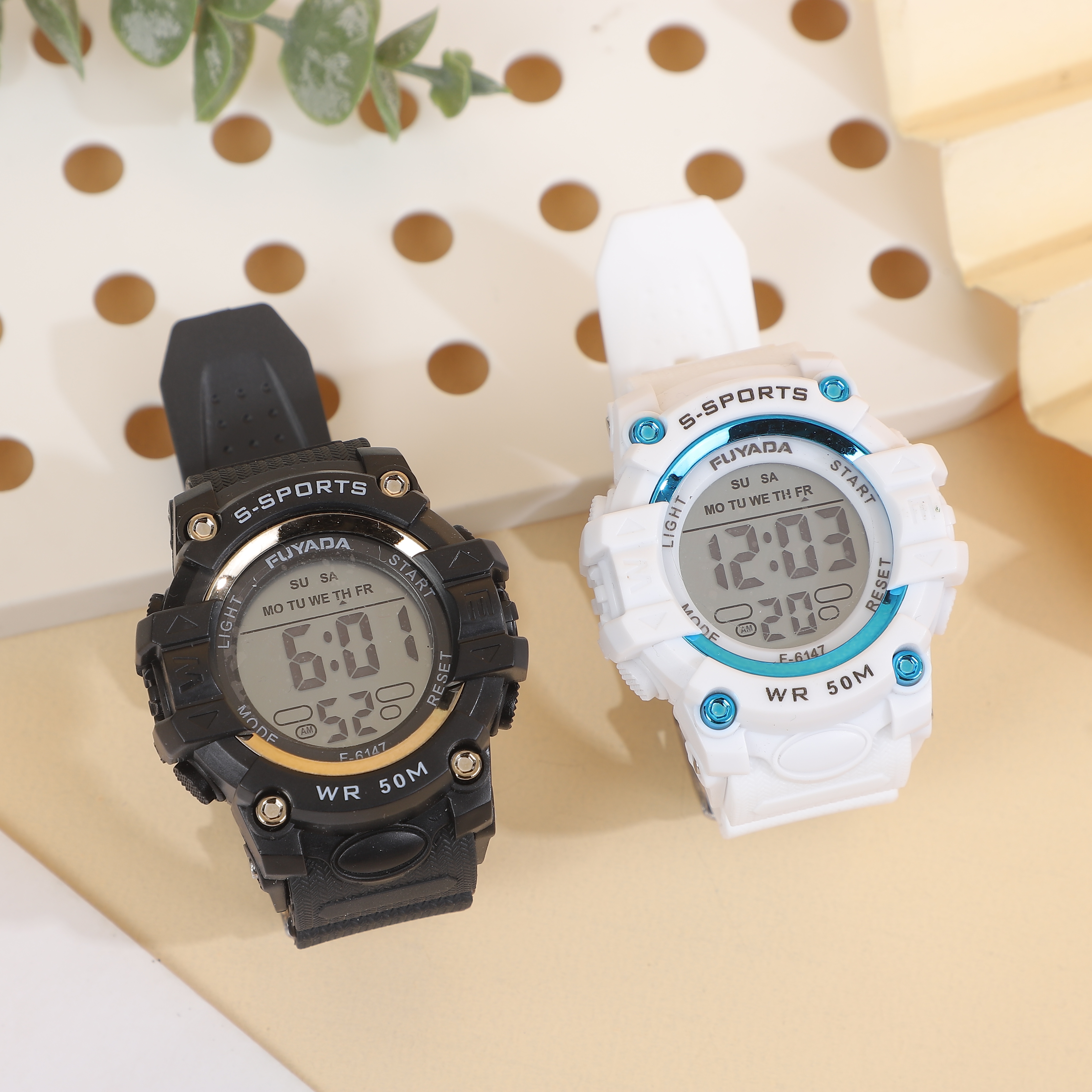 The FUYADA electronic sports watch is 50-meter water-resistant. It is a versatile electronic watch that can be worn for daily washing and swimming. It features a luminous alarm clock for timing. It is suitable for both boys and girls on campus and is a student electronic sports watch details Picture
